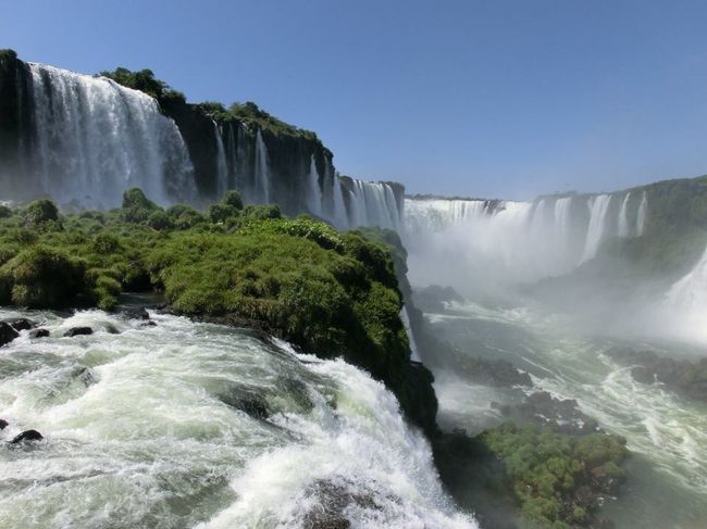昨日のアルゼンチン側より、滝を間近で見れる。エレベーター近くの遊歩道を通ると、水しぶきで髪がビショビショ…！！