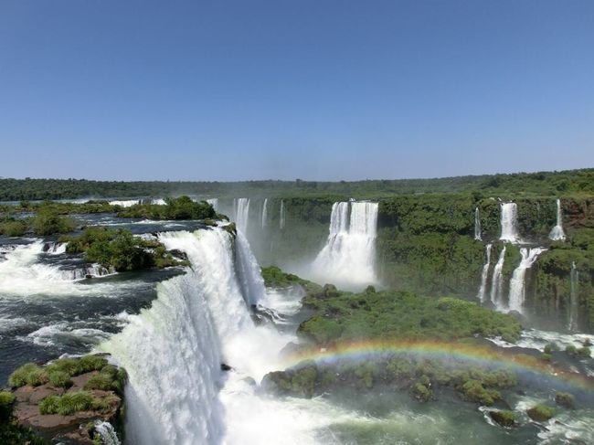写真集やパンフレットなどでよく見る風景。イグアスの魅力が詰まった一枚で、お気に入りです。<br /><br />ブラジル側の方がパノラマで滝を見渡せるかも。