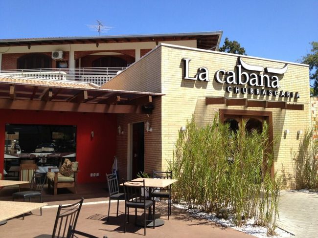 ガイドさんオススメのシュハスコのお店"La cabana"。ビュッフェ形式やけど、結構頻繁にテーブルにお肉が回ってきた。<br />割高やけどたくさんお肉を食べれて大満足のイグアスフォールズの締めくくりになりました。