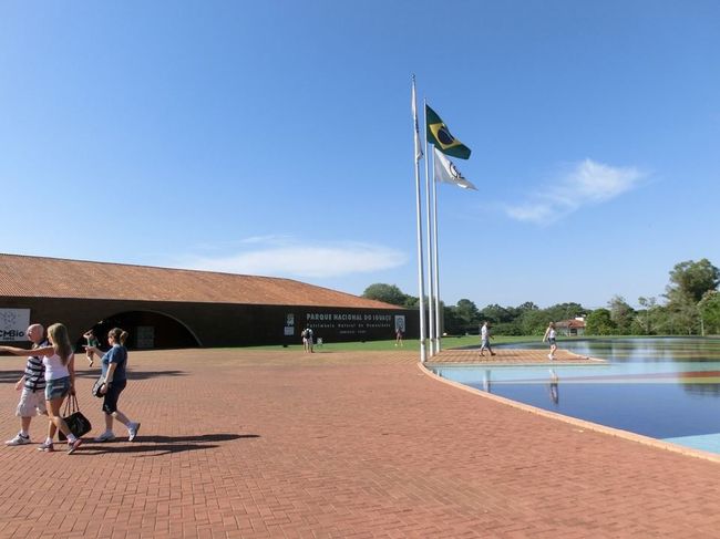 今日はブラジル側からイグアナの滝を眺める。入り口にはブラジルの旗が。