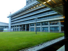 興福寺中金堂再建現場から、　雨降る　奈良の町を　

　奈良旅　最後の目的　入江泰吉旧居へと

　　その前に　食事を

県庁の脇を通りながら。。何時もは気が付かない　一階の灯り

　　喫茶　？　レストラン？

何時もの　好奇心と　食欲と、休憩したいと言う足が庁舎の灯りへ

　　吸い寄せられる