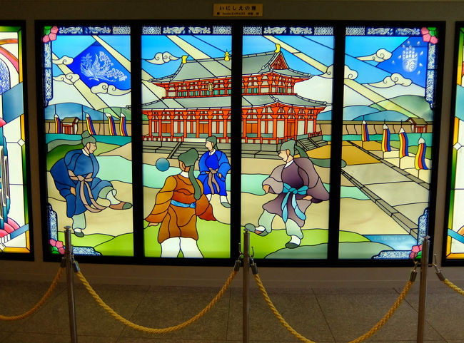 奈良らしいステンドグラスの装飾　<br /><br />　　　大極殿で蹴鞠の様子ですね