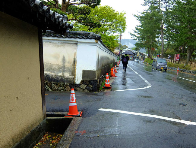 戒壇院から出てくる路地<br /><br />　を　今日は　入って行きます、