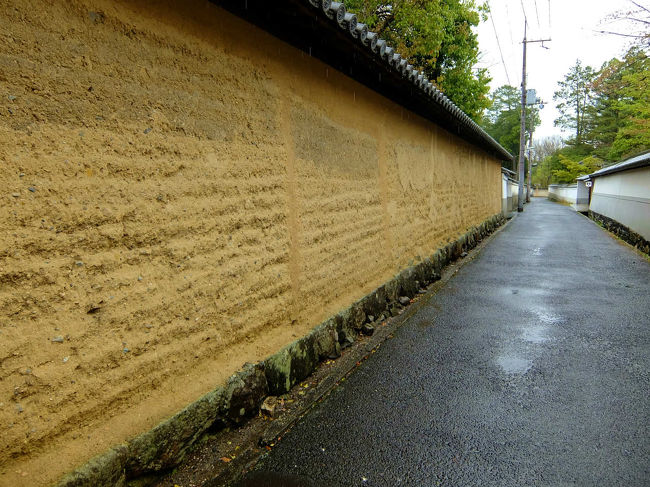この路地は　雰囲気も良くて　東大寺さんから戒壇院　そして<br /><br />　この路地を出てくることが多いのです。<br /><br />今回は　戒壇院さん前の通りと聞いて<br /><br />　おなじみの通りなので　迷う事はないと　気持ちも楽になりました。<br />