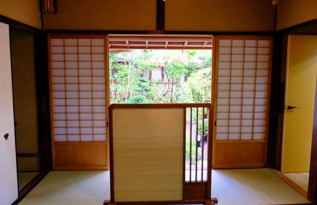 受付の方に「写真写しても良いですか」<br /><br />　　　　　「どうぞ、、」<br /><br />ニコニコ笑顔で嬉しい返事<br /><br />　　　　　撮影禁止の所が多いので、、つい　聞いてしまう。<br /><br />　入って　初めての４畳半の部屋から　遠慮なく　入口からを写す。　