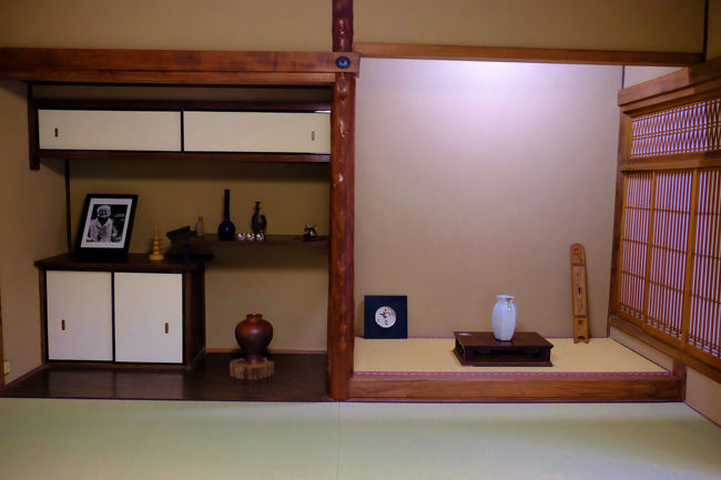 次の間　違い棚　床の間付の部屋<br /><br />　一般公開されたので　その前に　綺麗に整備された様子も見受けられ<br /><br />　すっきりとした調度品も　何処か　先生の感性さえ感じとられます。