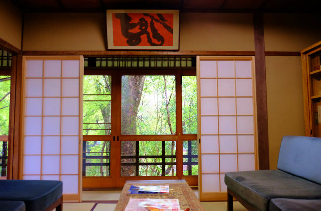 続けて　隣の６畳の間<br /><br />　編集者と入江先生ご夫妻がお話をしていたお部屋<br /><br />　ご夫妻で、、意外でした、、<br /><br />　奥様も数々の写真集にも立ち会って居られたとは。<br /><br />ご夫婦の仲の良さ。。　見えて来るような　、部屋、