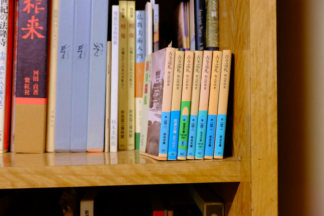 書棚に　和辻哲郎著　古寺巡礼が数冊。<br /><br /> 　　何故に数冊も。。ご本人の物でしょうか<br /><br />　　一般公開の為に置かれたのでしょうか？