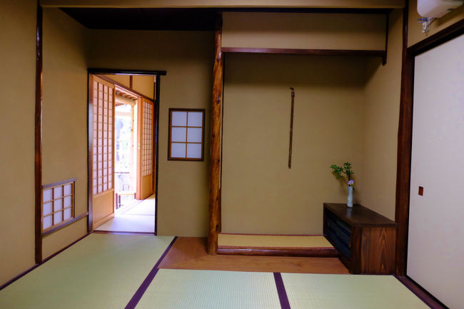 床の間付　５畳の部屋　<br /><br />　　お茶をたしなんでいたよう<br /><br />　　　　畳も小さく切られていました。