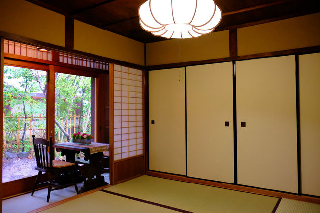 四畳半の部屋<br /><br />　奥様の部屋と思われます。<br /><br />　　中庭に面した廊下に　テーブルが。