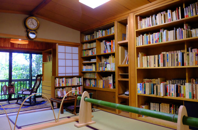 此処だけは　襖ドアで　６畳の間　書斎、<br /><br />　多くの蔵書も此処に