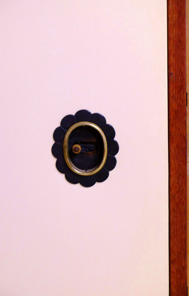 立ち入り禁止（笑）<br /><br />　襖仕立てのドアー<br /><br />　　引手も特殊細工<br /><br />　　　右手に押せば　もう　誰も入れません。