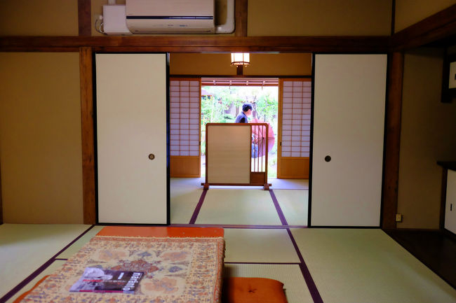 最期に、テーブルを前に　腰を下ろす<br /><br />　先生の関係の雑誌が目の前に