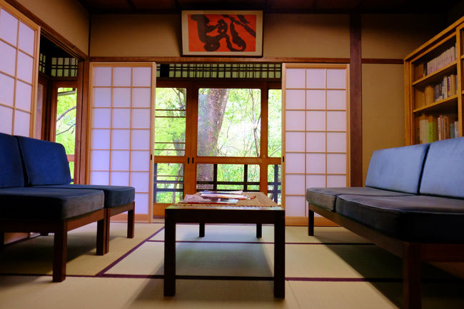 振り向けば<br /><br />　ご夫妻がおすわっりの　椅子