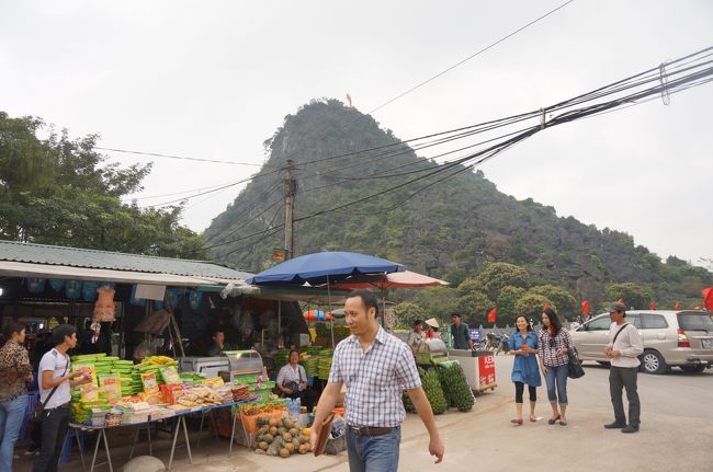 １時間ちょっとで到着。<br />駐車場にはお土産物屋さん。