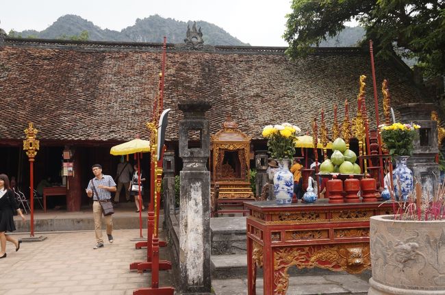 ディン・ティエン・ホアンの廟のとなりにはレー・ホアンの廟がありますが、ほとんど同じつくりです。<br />レー・ホアンはディン・ティエン・ホアンの後をついだ幼帝の摂政でしたが、宋の脅威を感じた周囲により皇帝に推されました。