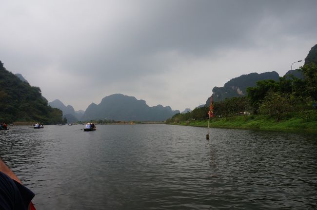 そして、チャンアンボートクルーズです。<br />土曜日ということで大混雑だそうです。<br />乗り場にはたくさんのボートがあり、それぞれ5〜8人位乗り込みます。<br />お客はベトナム人が多いようでした。<br />そして、このボートに乗り込むのがかなり揺れてボートの中に水が入って来たりして、チョー楽しかった。