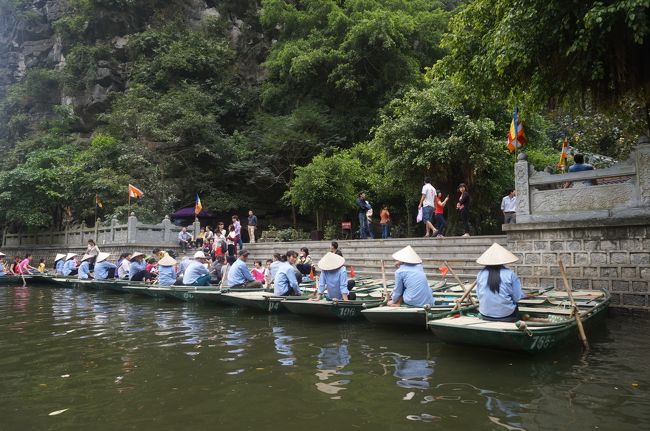 先ほどの寺院の裏側には、待機しているボート。