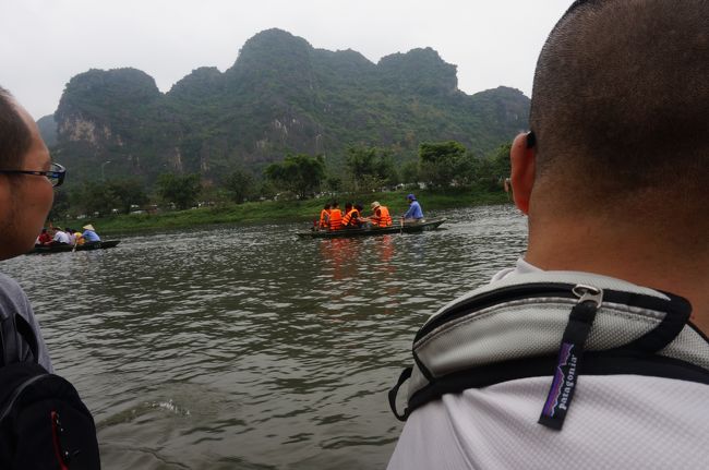 救命胴衣を着けているボートが１つありました。<br /><br />こうやって、洞窟を9？10個抜けてツアーも終了へ。<br />タムコックは3個の洞窟ということでしたので、チャンアンの方が沢山見れていいかも。<br />ただ、途中少し寒くなってしかもトイレに行きたくなって、ちょっと大変でした。