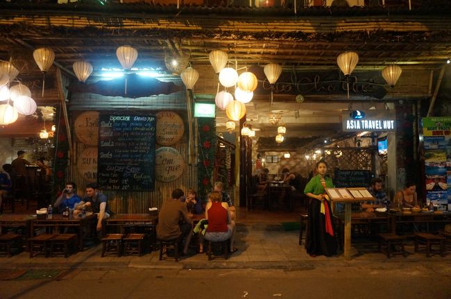 ホテルに戻って昨日スーパーで購入しておいたビールを飲んで休憩。<br />その後夕食にくりだします。<br />本当はホテル近くのスアンスアンという鉄板焼き屋でとる予定でしたが、昼食にヤギ肉を食べたので、もう肉はいいかなあ、と。<br />なんとなくブラブラ歩いて、ガラガラだったこのお店に。<br />写真はお客さん入っていますが、私達が入った時は1ー2組しかいなくてガラガラでした。