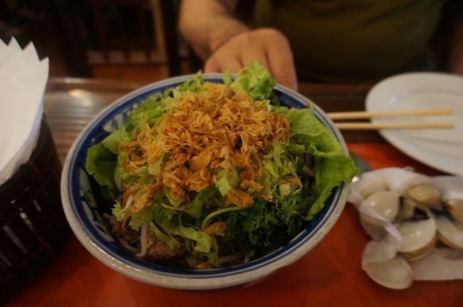 ブンボーナンボー　<br />ブンの上に牛丼の具が乗ったようなものと、どこかで見たのですが、これは美味しかったです。<br />フライドオニオンがたっぷり乗っていますが、玉ねぎ嫌いの私でも大丈夫。<br />日本人好みの味付けと思います。