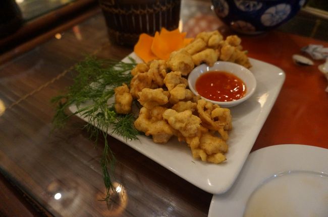 フライドカラマリ。<br />全然リングじゃなくて、やたら衣が硬いイカフライ。<br /><br />観光客向けのお店で、値段もそこそこでした。<br />私達が入った後は、ぞろぞろと白人観光客がつられて入ってきていました。<br />トリップアドバイザーでもまあまあの評価でした。<br />