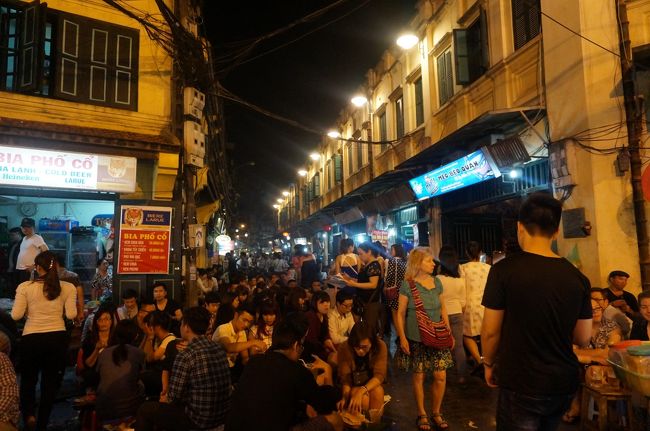 ビアホイ通り。<br />スゴイ、人があふれています。<br />向かって右側は白人などの観光客、左はジモッティ。