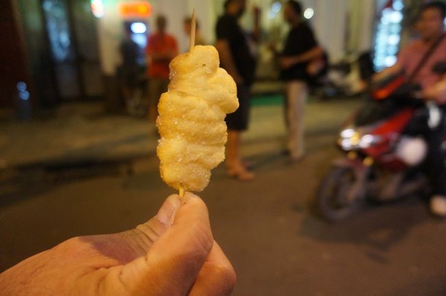 前の晩から気になっていた揚げパンを購入。<br />道で歩きながら売ってるおばさん。<br />2個でいい、って言っているのに5個も6個も袋に入れるから、こっちも切れていらないって言って去りだしたら、ソーリーとか言って減らしてきた。<br />ずーずーしいんよ。<br />お味は少し脂っこい揚げパンでした。