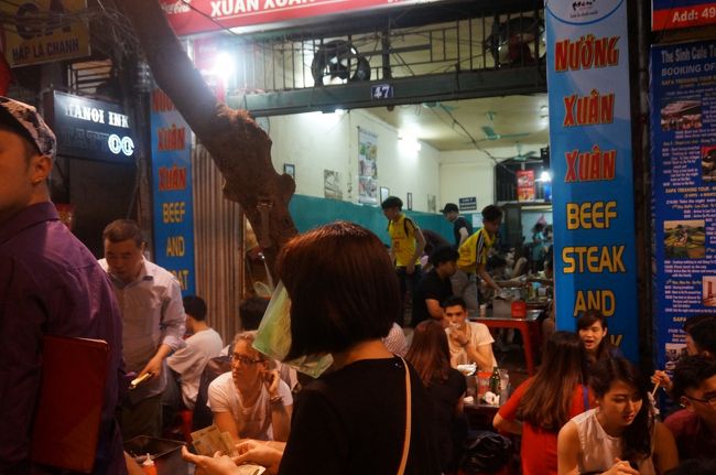 この店が、行く予定にしてたスアンスアンというローカルバーベキュー屋さん。<br />大混雑です。