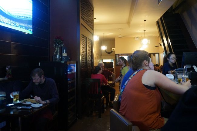 少し飲み足りないな、とホテルのバーに行ったのですが、いつもはすごくサービスの良いホテルのレストランスタッフですが、誰も寄ってきてくれなかったので、もいちど外に出てこちらのバーで飲むことにしました。<br />スポーツバーな感じで、TVではスキーのクロスカントリーをやっていました。