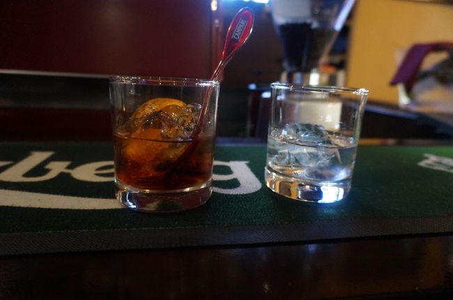 The Moose &amp; Roo Pub &amp; Grillです。<br />ネグローニとウォッカダブル。<br />きちんと丸く砕いた氷を使っていますね。