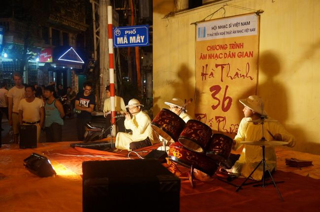 ホテル近くの街角で伝統楽器と歌の演奏。<br />この演奏すごく良かったです。<br />一番右のおにいさんはイケメンだったし、しばし聞き惚れていました。<br /><br />そしていい気分でホテルに戻りました。<br />