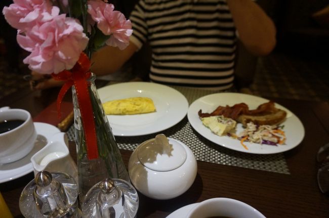 そして翌日の朝食。<br />主人はオムレツをオーダー。