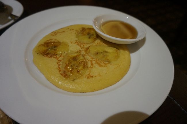 しかもバナナパンケーキ、蜂蜜ぞえ。美味しいいいー。<br />このオーダーメニュー（フォー、パンケーキ、ワッフル、卵料理など）は何種類オーダーしてもいいんですよ、と男性のスタッフさん。<br />昨日朝は女性スタッフでしたが、どちらも本当に丁寧で感じのよい接客でした（昨夜はどちらもいなかった）。