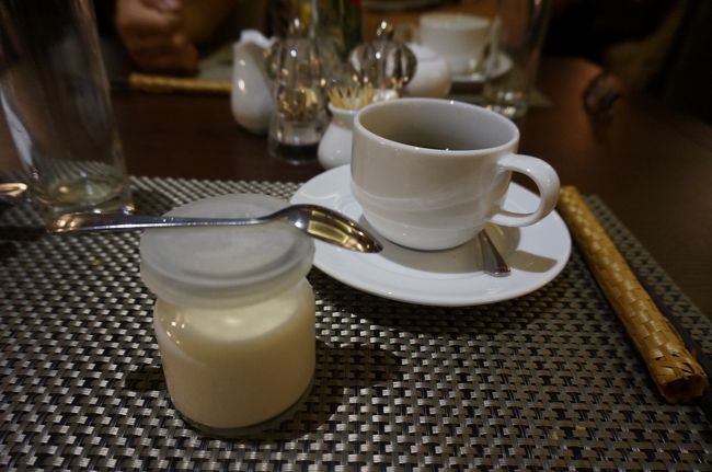 そして、今日はホームメイドのヨーグルト。<br />これもすごく美味しかった。<br /><br />そしてホテルをチェックアウト。<br />空港までタクシーを呼びますか？と言われ、ハノイにもう1泊するからと答えたら、少し間をおいてどこに滞在ですか？と。<br />インターコンチネンタル　ウェストレイクですと答えたら、はぁ〜ん、なーるほどってなリアクションでした。<br />ホテルに荷物を預けて、今日もぶらり街歩きです。