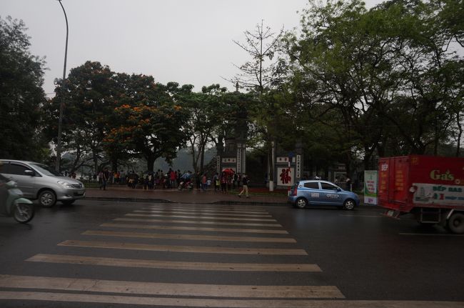 こんなに大きな通りにも信号はなくて、ええいっと意を決して横断。