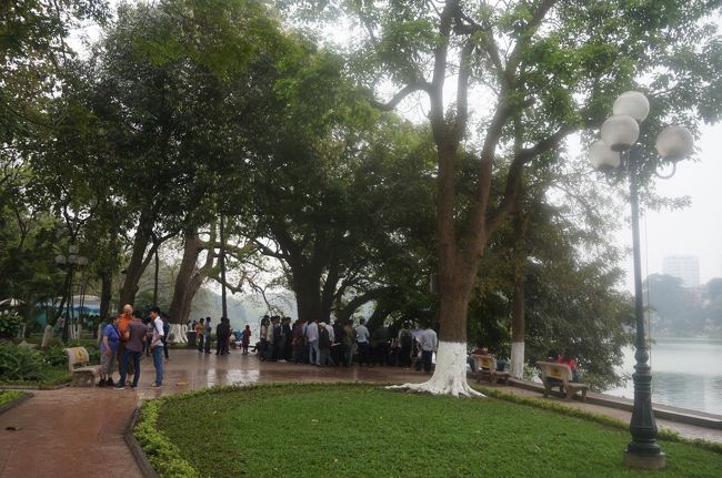 ホアンキエム湖東岸です。<br />あいにくの小雨です。