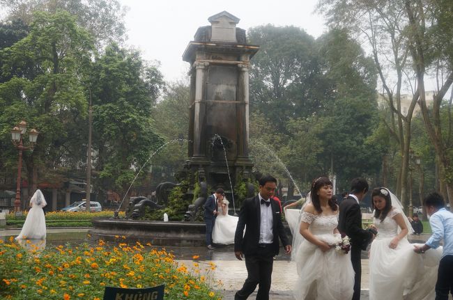 よく見たら、あっちの広場にも沢山のカップルが...<br />そして、雨の中ドレスの裾をたくしあげて歩く花嫁。