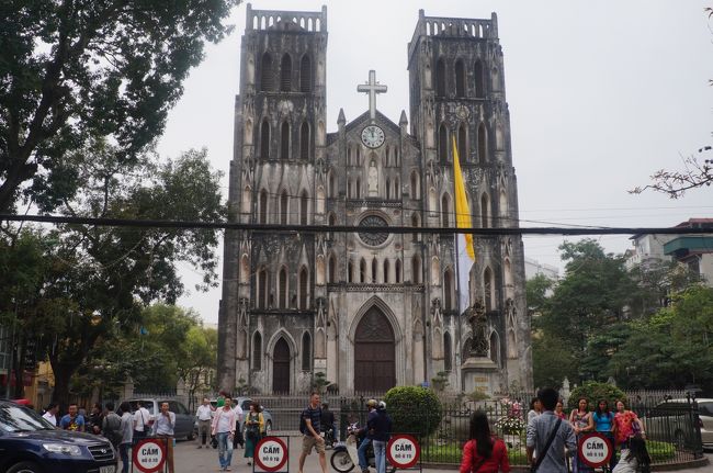 お買い物をしながらぶらぶら歩き、ハノイ大教会まで来ました。<br />あいにく、中へは入れませんでした。<br />日曜日で鐘も鳴っていたんですが残念。