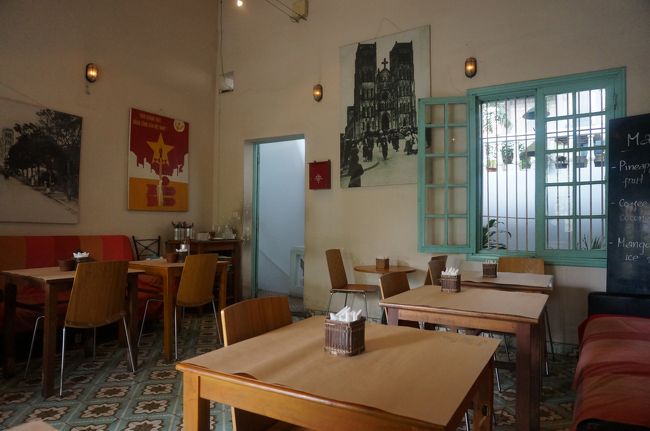 お隣のラ・プレイスというカフェで休憩。<br />学校の机と椅子みたい。