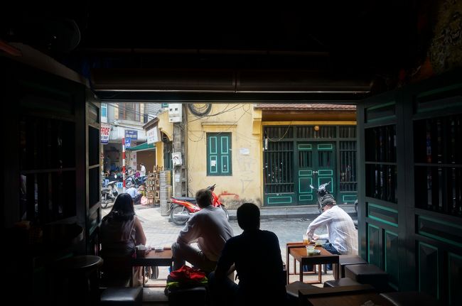 初日の時は店番はお兄さんでしたが、今日はミニスカートのお姉さん。<br />店先でデートをしながらの店番でした（1人背中を向けているのが彼氏）。<br />白人はアウトサイド席にいますが、物売りのおばさんが来ていてちょっとうるさそう。