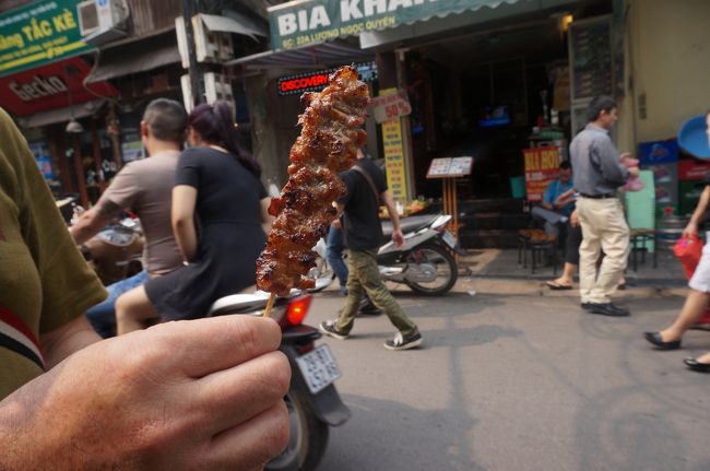 焼き鳥（豚です）。<br />すごく美味しかった、ギブ　ミー　ビア！！<br /><br />午後2時、ハノイ　ラ・シエスタ　ホテルに戻り、荷物をピックアップして、インターコンチネンタルに移動します。<br />ここで、このホテルのホスピタリティにびっくりさせられました。<br />ベルに荷物のカードを渡し、荷物が出てきてタクシーを頼むと、当然とばかりにタクシーのドライバーにインターコンチネンタルウェストレイクとベルとフロントの2人から伝えてくれ、さらにはマネージャーまで出てきてのお見送りでした。<br />すごい、チェックアウトの時のやりとりがここに生かされていたのです。<br /><br />また、ハノイに宿泊する際には、このホテルにします！