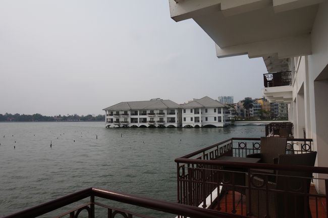 そしてこの眺め。<br />この方向にサンセットのはずですが、あいにくの天気です。