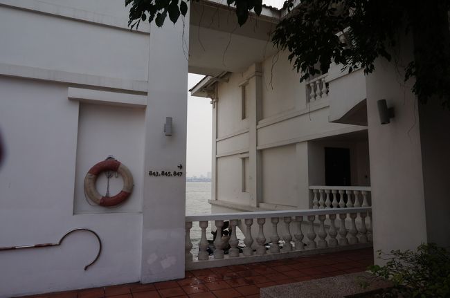 インターコンチネンタル　ウエストレイクに到着。<br />旧市街の喧騒が嘘のような高級ホテルですね。<br />タクシーから降りるやいなや、まずはIHGメンバーか？と訊かれ、そうですというと専用カウンターでチェックイン。<br />予約はクラブルームで取っていたのですが、KING BED GRAND WESTLAKE SUITE にアップグレード！<br />IHGメンバーになっておいたほうが良いという情報は知っていたのですが、お部屋のアップグレードは有料のアンバサダー会員だけだと書いてあったのでラッキーでした。<br />その他、クラブラウンに利用、ウェルカムドリンク、ミネラルウォーター、無料wifi、レストランやスパの割引などの特典付きでした。