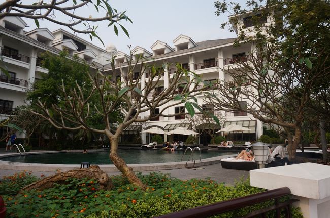 プールです。<br />ジャグジーに白人が集まっています。