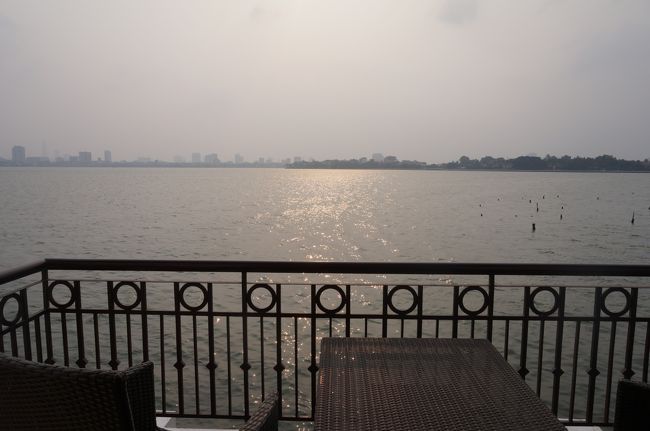 エブニングカクテルサービスタイムにはまだ間があったので、ひとまずお部屋に戻りました。<br />うっすら、陽がさしていますが、サンセットは残念ながら見えませんでした。