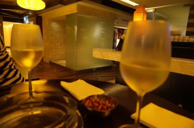 クラブラウンジのお姉さんはとても親切な感じでしたが、ここのお姉さんはちょっと無愛想。<br />白ワイン。