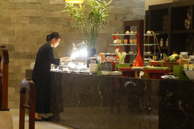 おつまみコーナーには10-20種類くらいのおつまみ。