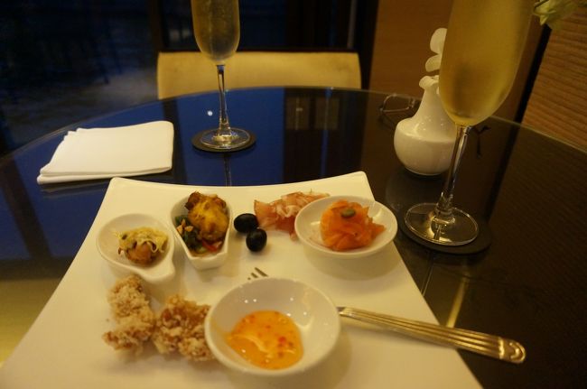 スパークリングワインもなみなみと注いでくれます。<br />お代わりも頼まなくても、残り少なくなると持って来てくれました。<br /><br />少し、お客が増えてきたので、次に移動〜<br /><br /><br />