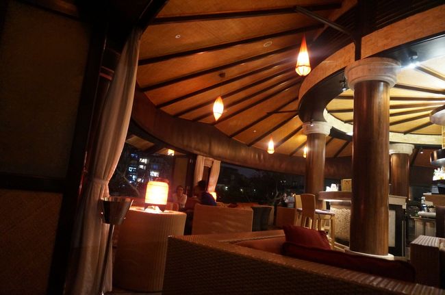 食事はもういらなそうなので、サンセットバーです。<br />もう陽は落ちてしまいましたが、ライトアップされていて綺麗です。